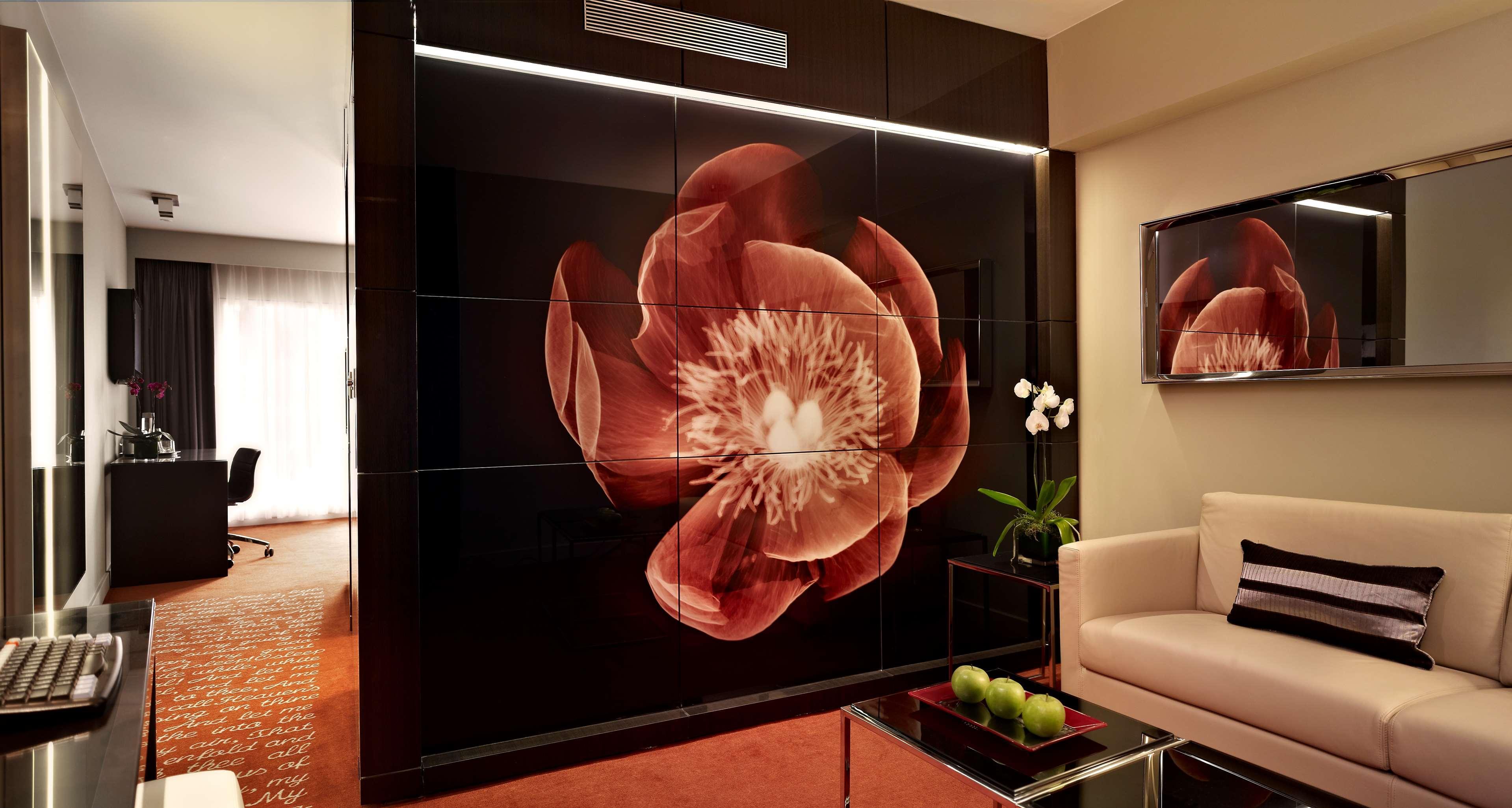 Park Plaza London Westminster Bridge Hotel Room photo The flower of the peony