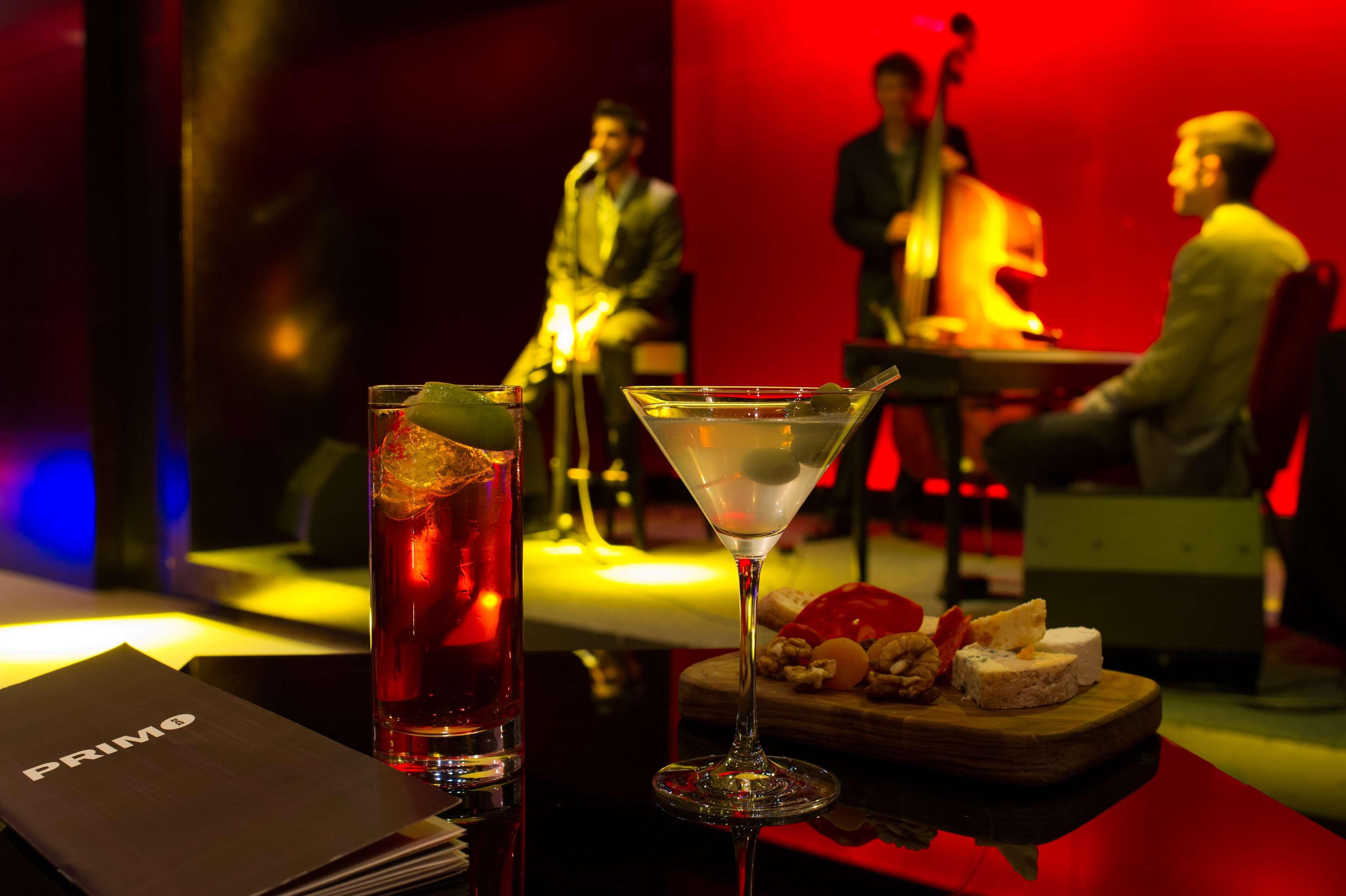 Park Plaza London Westminster Bridge Hotel Restaurant photo Cocktail at the piano