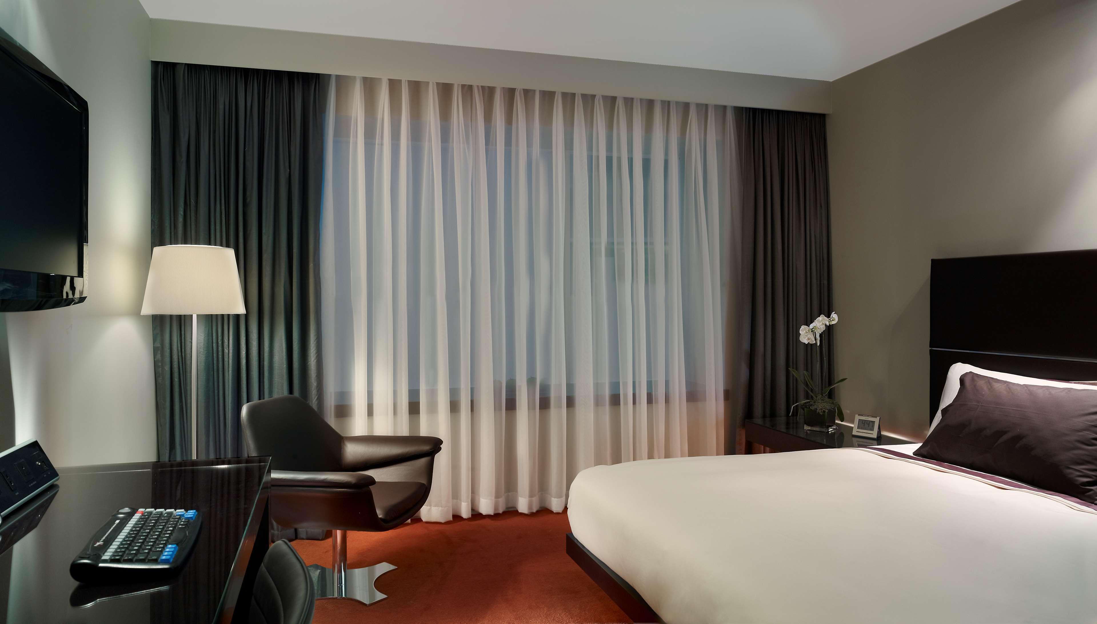 Park Plaza London Westminster Bridge Hotel Room photo Curtains in a hotel room
